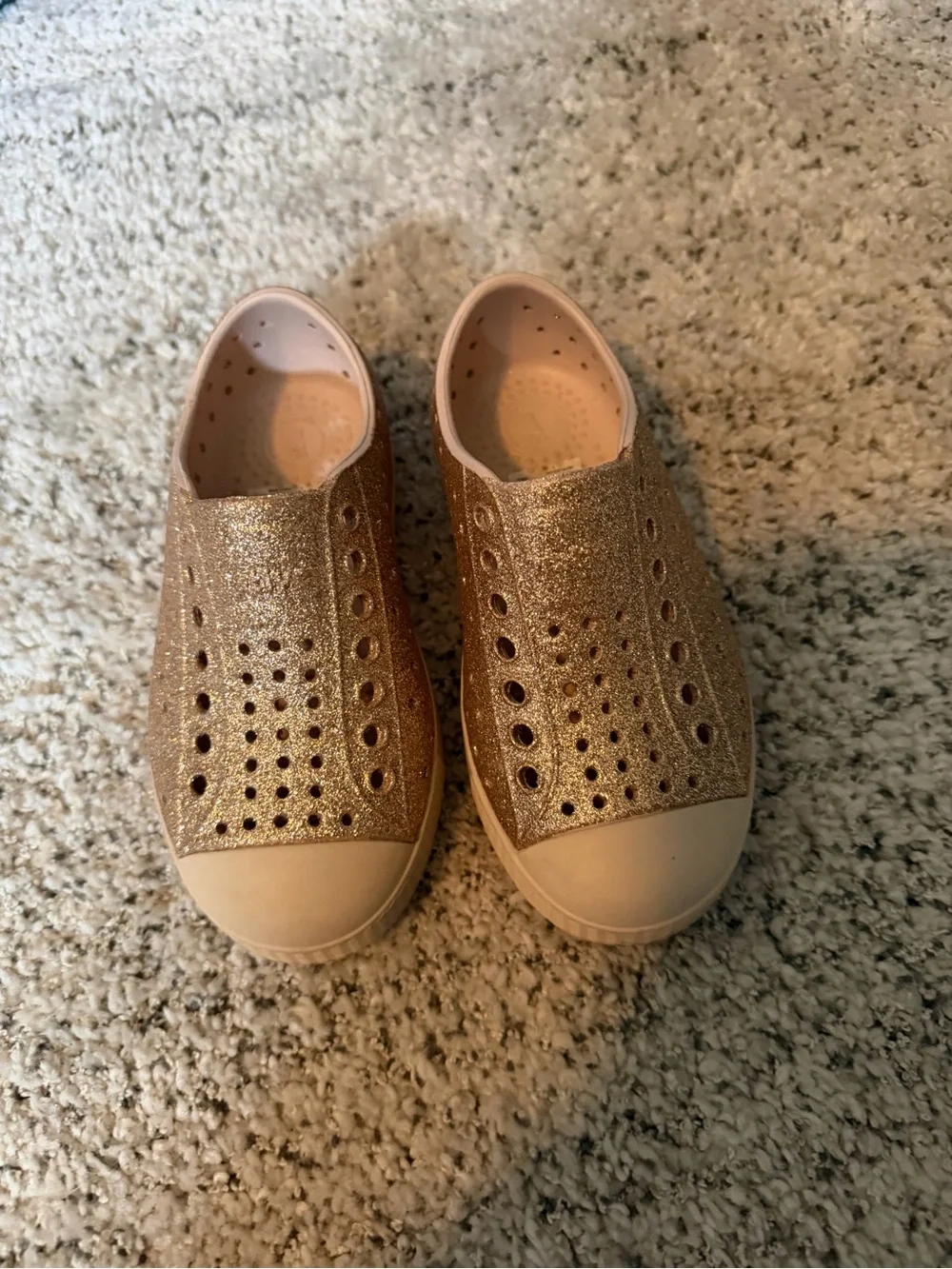 Native Kids gold Glitter Slip-On Water Shoes - Gold with Beige Trim Euc 9